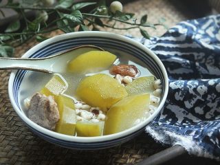 夏日消暑健胃靓汤~茨实节瓜汤,习惯性的来个特写，色诱一下亲们的味觉。