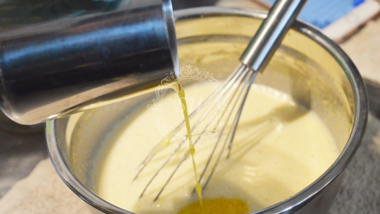 颜值与美味并存的千层蛋糕,将我们第一步隔热水融化好的黄油加入，继续混合均匀