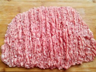 自制猪肉脯,猪肉洗净后剁成肉沫，也可以用绞肉机绞碎（500克肉是2盘的份量）