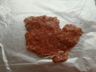 自制猪肉脯,取一张40cm长度的锡纸，在锡纸上抹一层油，放上一半的肉沫，盖一层保鲜膜