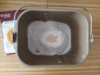 冰淇淋三明治,所有土司材料全部放面包机桶里，依次是先液体再粉类，最后在面粉中间挖个洞放酵母