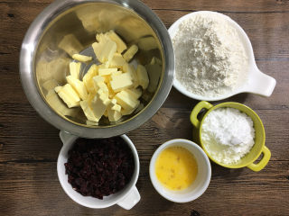 蔓越莓曲奇饼干,准备材料，黄油提前软化，蔓越莓切碎。