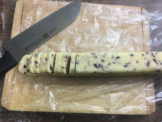 蔓越莓曲奇饼干,1个小时后取出，用刀切成7cm左右厚的方块。