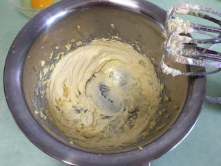 棉花糖淋酱夹心曲奇饼干,打至黄油体积变大，颜色变浅。