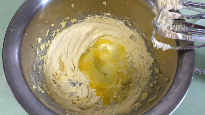 棉花糖淋酱夹心曲奇饼干,蛋液分三次加入，每一次加入都要打发好再加入下一次蛋液。