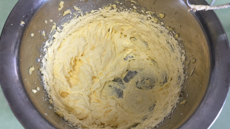 棉花糖淋酱夹心曲奇饼干,这是加完蛋液打发好的状态。