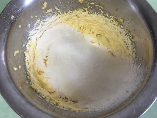 棉花糖淋酱夹心曲奇饼干,加入低筋面粉。
