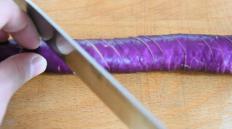 教你用转圈刀法，做一道超级美味的蓑衣茄子,翻面成45°入刀，不要切断