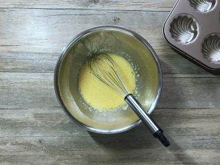 橙香玛德琳,打至糖融化，蛋液变得稍粘稠样。