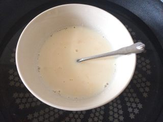 火龙果酸奶冻芝士,将泡软的吉利丁捞起放入牛奶中隔热水融化。