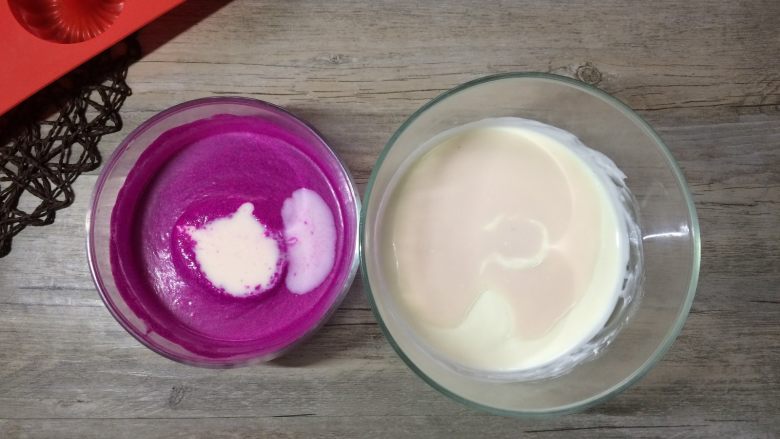 火龙果酸奶冻芝士,再将融化了吉利丁片的牛奶各取一半加入火龙果奶酪液和酸奶奶酪液中，混合均匀。