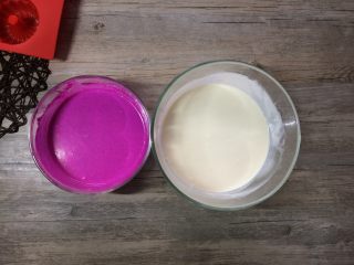 火龙果酸奶冻芝士,各取一半分别倒入火龙果液和酸奶液。切拌手法做成火龙果芝士液和酸奶芝士液。