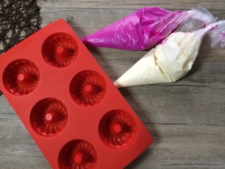 火龙果酸奶冻芝士,将2种芝士液分别倒入裱花袋。