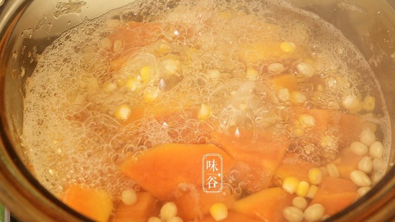 木瓜玉米大豆甜汤,大火煮开后转小火煮50分钟。
