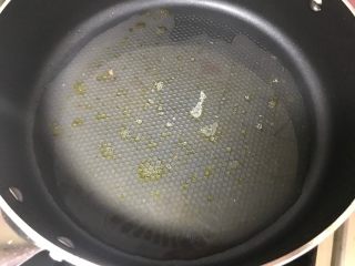 南瓜排骨煲,在不粘锅内倒入适量压排骨的汤汁。