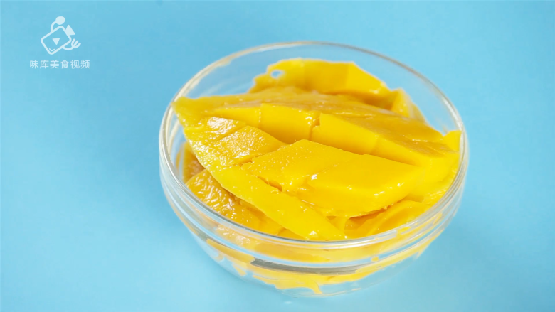 柠香芒果汁，美味减脂的夏季冷饮,放入碗中，搁置备用