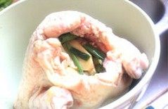 中式蜜汁烤全鸡,去鸡内脏洗净。然后将十三香＋胡椒盐混合，在内壁外壁都搽满，在肚子塞上葱姜蒜。