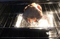 中式蜜汁烤全鸡,将过好夜的鸡取出来，烤箱温度达到350华氏后，将鸡直接放在烤架上（下面放上垫着锡纸的烤盘，接油和汁）