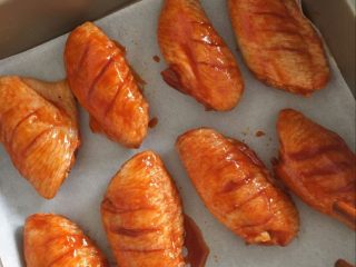 【吮指鸡翅】舌尖上的美味儿,将腌渍好的鸡翅摆放在模具上