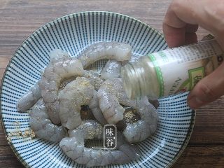 芦笋炒虾仁,放入适量胡椒粉，腌制十五分钟；