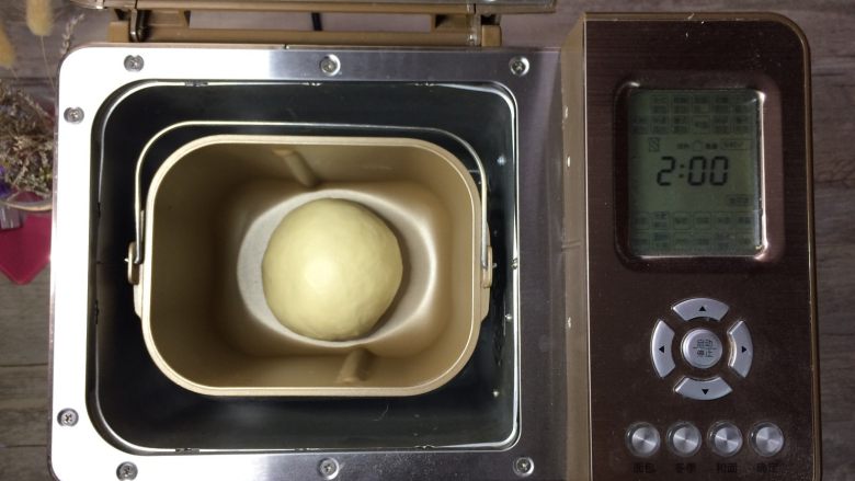 椰蓉面包小卷,将面团收圆后放回面包机内进行一发，时间为40分钟。
