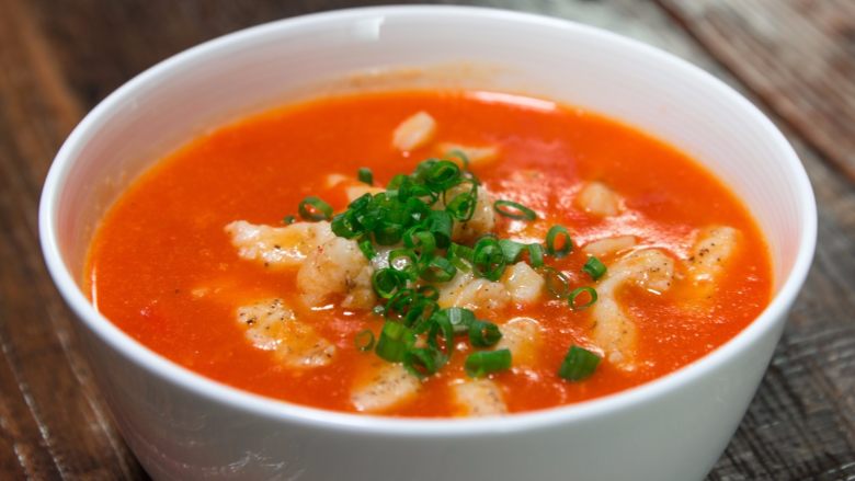 能吃下一盆米饭的------茄汁龙利鱼,撒上一些葱花装饰，一碗酸甜可口的番茄龙利鱼就做好啦~