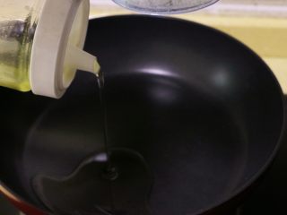 蛋煎馒头片,平底锅中倒入适量油烧热