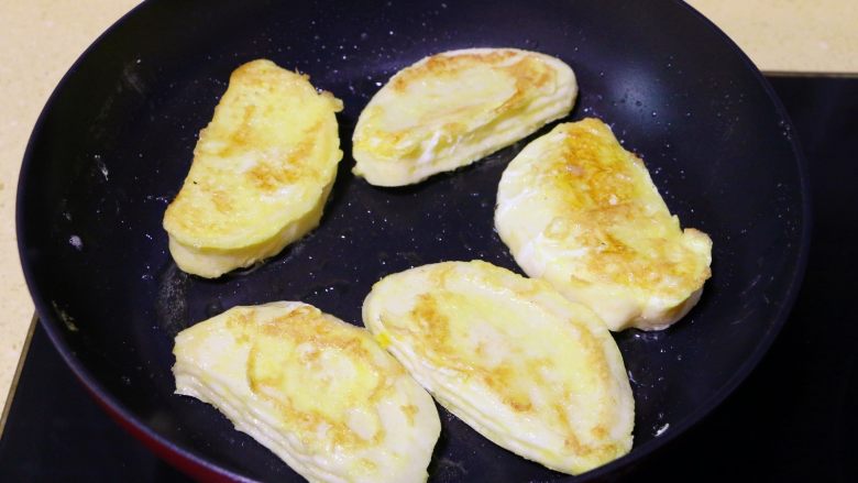 蛋煎馒头片,煎至一面金黄后，翻至另一面继续煎