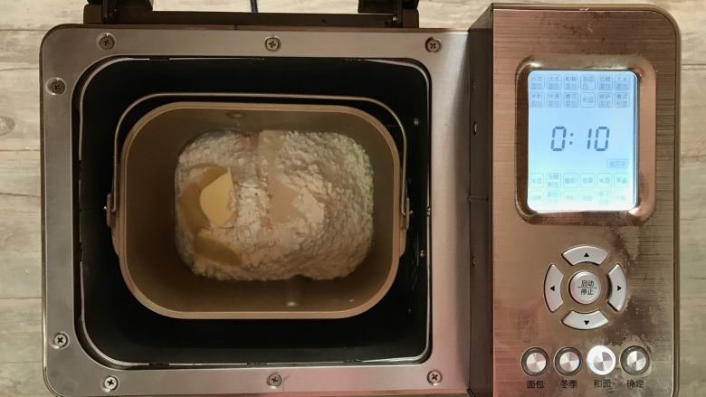 蛋糕夹心面包,接下来开始制作面包，将面团材料全部放入东菱1352面包机桶内，设置和面10分钟，结束后让面团静置5分钟后，再设置和面15分钟。
