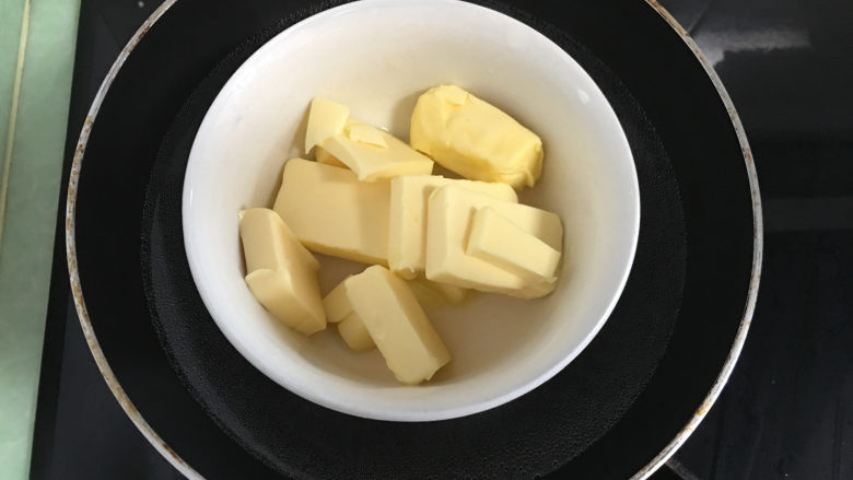 芒果、火龙果蛋挞,首先制作挞皮：将黄油隔热水进行融化。