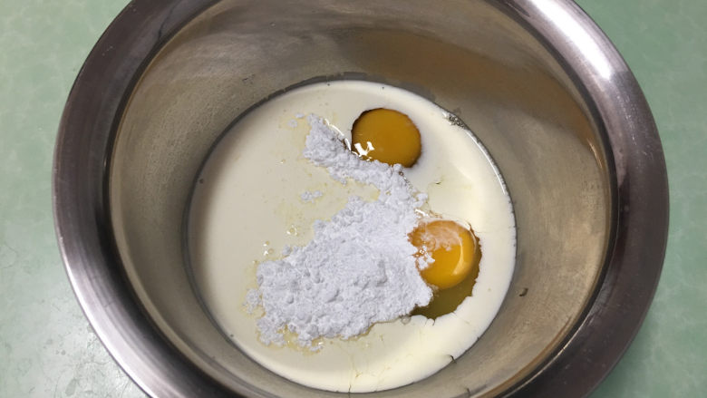 芒果、火龙果蛋挞,接下来用挞水：直接将所有挞水材料放入盆中。