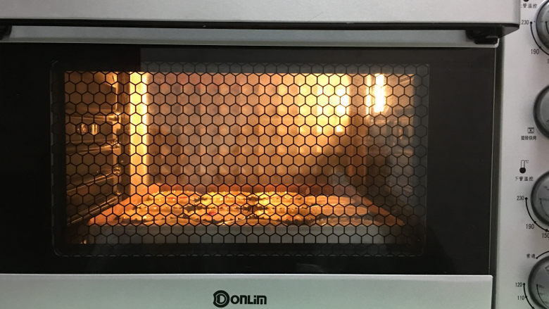 芒果、火龙果蛋挞,放入提前预热的烤中进行烘烤，温度为210度，时间为25-30分钟。