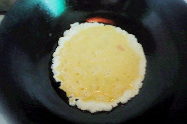 炒饭蛋糕，伪装成小蛋糕的鸡蛋炒米,炒锅中倒入适量植物油，待油温5成左右热时，将打散的鸡蛋液倒入锅中