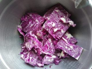 紫玫瑰馒头,紫甘蓝洗净，切大块