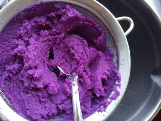 紫玫瑰馒头,完成后到出，滤出汁。因为是破壁机，所以菜泥也非常细腻，不要丢掉