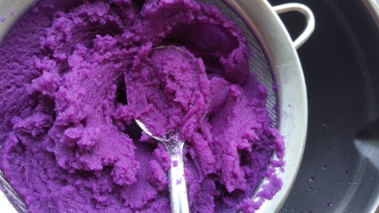 紫玫瑰馒头,完成后到出，滤出汁。因为是破壁机，所以菜泥也非常细腻，不要丢掉