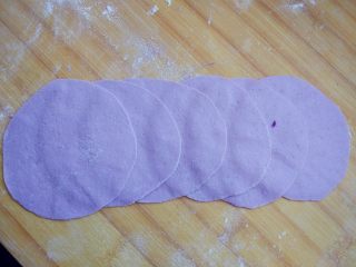 紫玫瑰馒头,擀成圆形薄片，一片压一片摞起来
