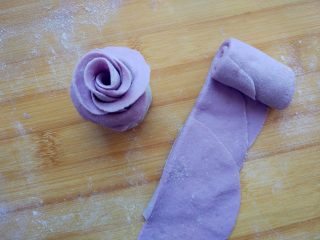 紫玫瑰馒头,在中间横向切开后，从一端朝另一端卷起