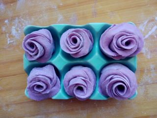 紫玫瑰馒头,底部稍捏和在一起，稍整理一下形状，放入陶瓷蛋托或类似的小模具中固定形状