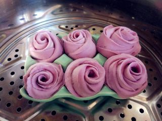 紫玫瑰馒头,放入蒸锅中，室温发酵到1.5倍大小。此步骤也可以放入烤箱中启用发酵程序