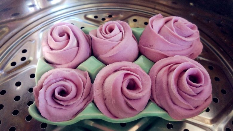 紫玫瑰馒头,放入蒸锅中，室温发酵到1.5倍大小。此步骤也可以放入烤箱中启用发酵程序