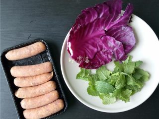 香肠沙拉,备好食材：香肠，薄荷，紫甘蓝； 