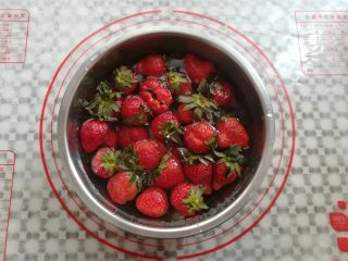 草莓蛋糕盒子,草莓用盐水浸泡几分钟