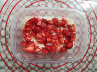 草莓蛋糕盒子,在淡奶油上面铺上一层草莓