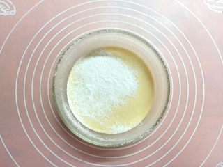 美味椰子派,加入过筛的玉米淀粉搅拌均匀。