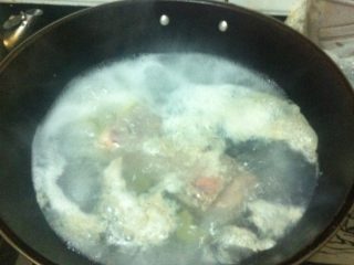 回锅肉,把整块肉放进锅里煮，锅中加水漠过肉，锅里放大量姜片倒适量料酒。不管煮多久但是一定要煮熟。