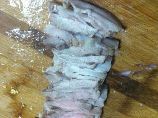 回锅肉,将冷却好的肉切成适中的薄片。