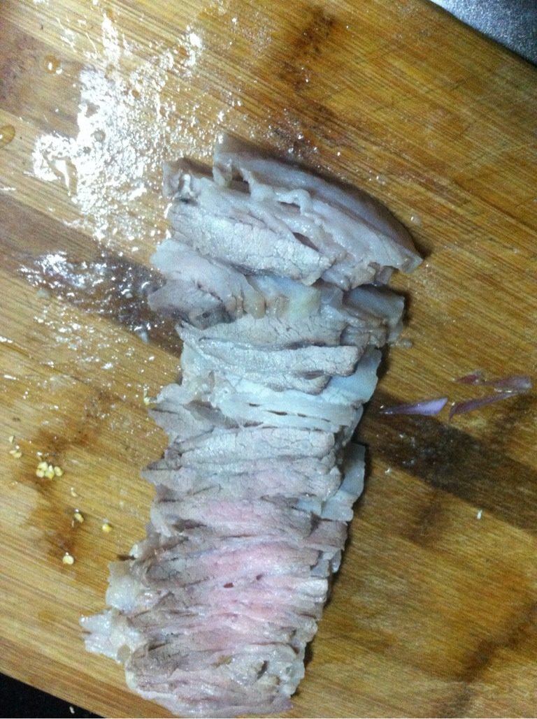 回锅肉,将冷却好的肉切成适中的薄片。