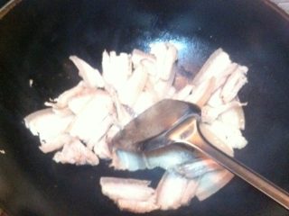 回锅肉,大火烧锅，先用一块比较肥的肉煎出油润锅，这样就不用放底油，然后再把肉倒进锅里翻炒。