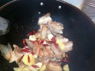 回锅肉,当肉稍微出油的时候就放姜，蒜，干辣椒进去煸炒香。